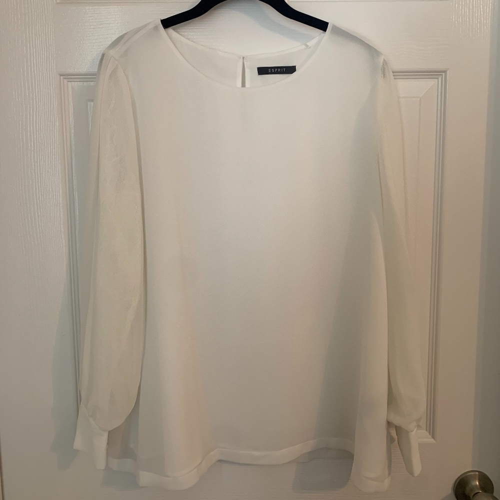 White blouse with lace sleeve